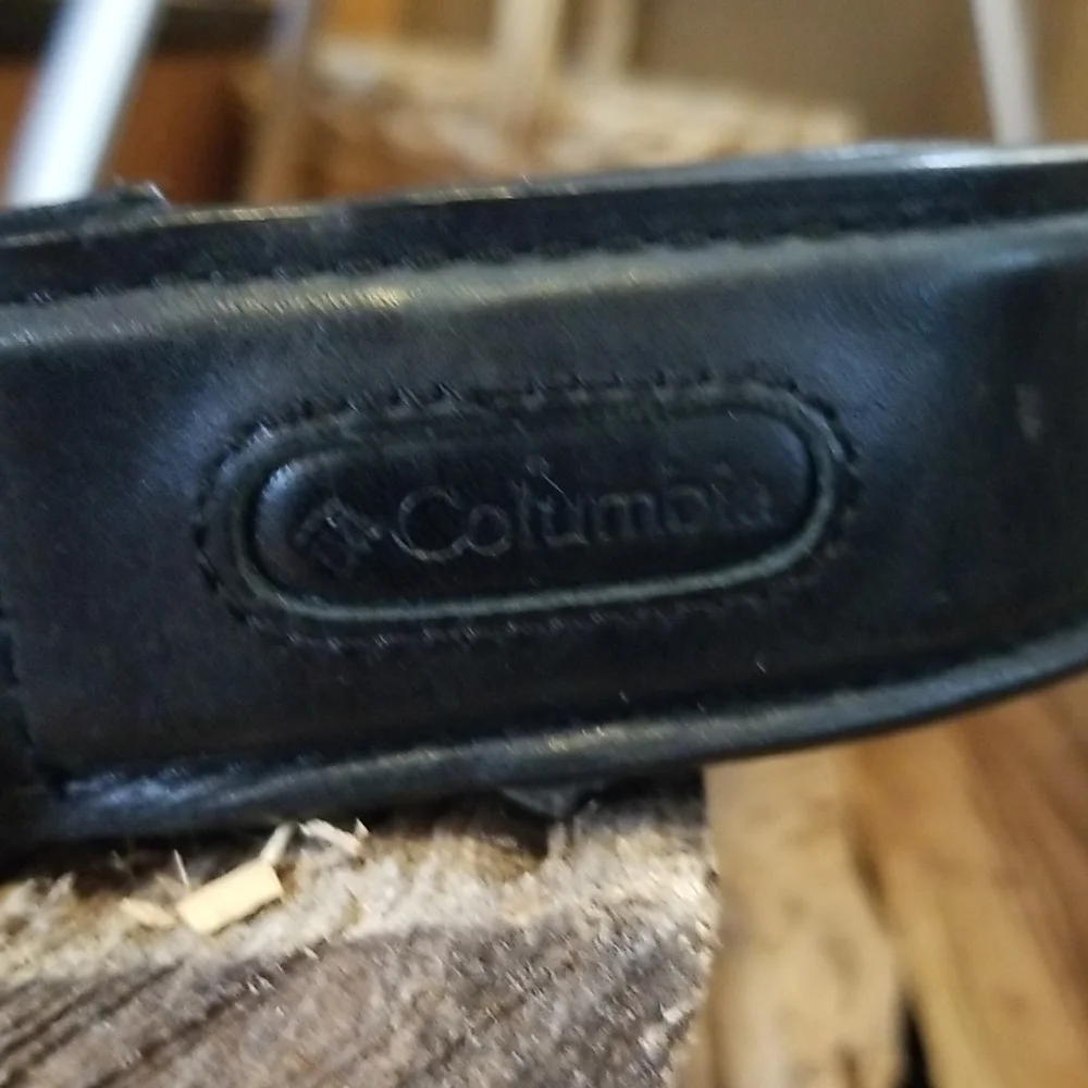 Columbia size 42 black leather belt, unisex